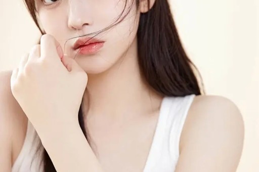 曝胡彦斌女友整容似换脸！鼻子下巴每年不一样原生脸曝光认不出